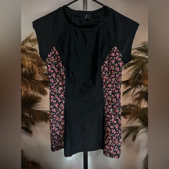 Roxy Rash Guard - Picture 2 of 2